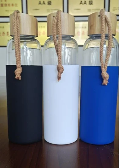 Bottiglia d'acqua in vetro con coperchio in bambù
